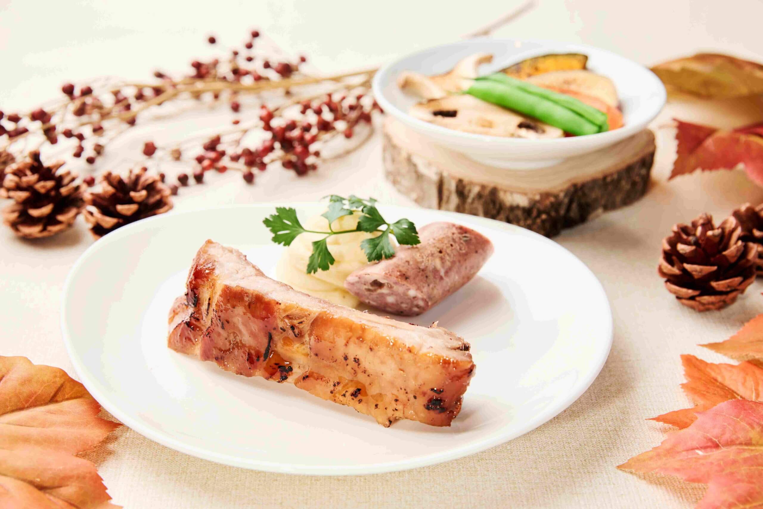 バックリブのグリル、猪ソーセージ、レモンポテト